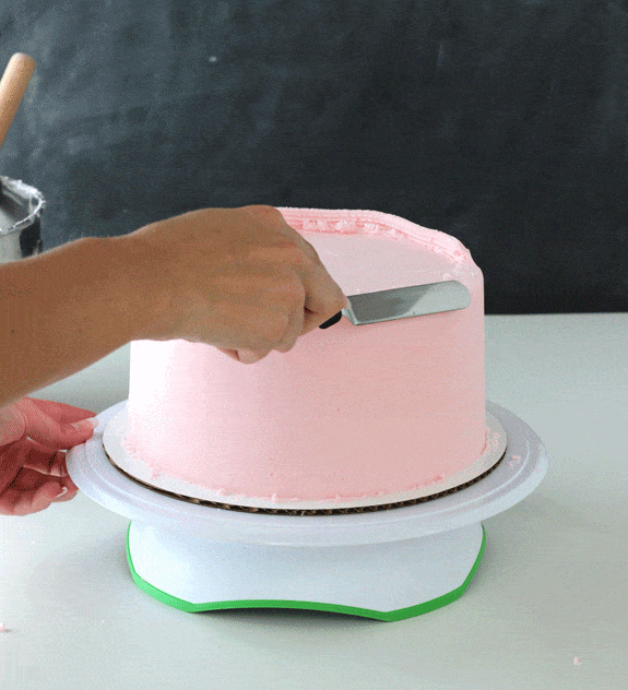 Tutorial - How to frost a perfectly smooth cake with buttercream icing! Images and animated gifs with detailed instructions!